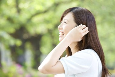 Park 'ta genç Asyalı kadın portresi  