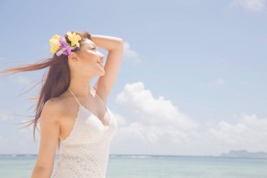 Tropik sahilde genç güzel kadın