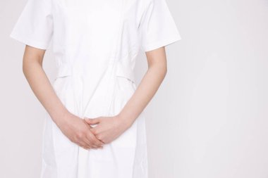 Beyaz önlüklü kadın doktor beyaz arka planda.