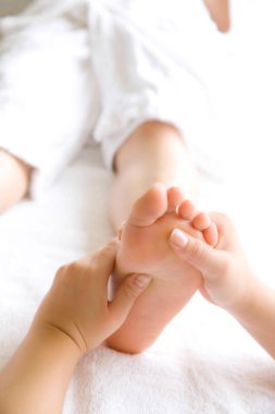 Spa konsepti. Kaplıcadaki masaj sırasında kadın bacaklarının yakınlaşması.  