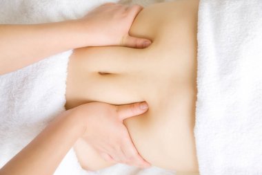 Kadın spa 'da estetik prosedür geçiriyor.