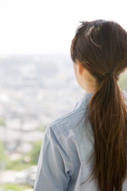 Asyalı Kadın Gündüz Park 'ta Dinleniyor, Arka Görüş 