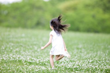 Küçük şirin Asyalı kızın portresi Yaz parkında eğleniyor