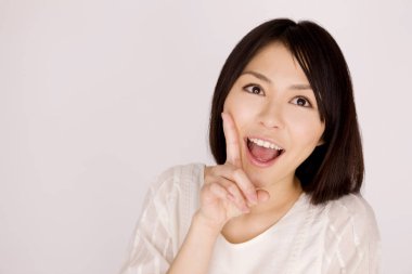 Güzel genç Asyalı kadının izole edilmiş bir geçmişi var.