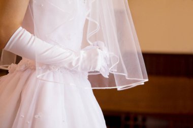 Gelinlikli güzel gelinin yakın plan görüntüsü..            