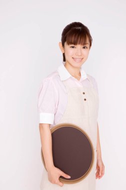 Arka planda tepsisi olan Asyalı genç bir garson. 