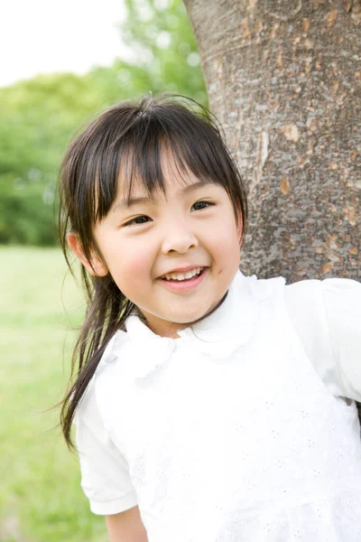 Portrait Mignonne Petite Fille Asiatique Près Arbre Dans Parc Été — Photo