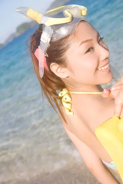 Mujer Japonesa Bonita Traje Baño Descansando Playa Durante Día Concepto —  Fotos de Stock