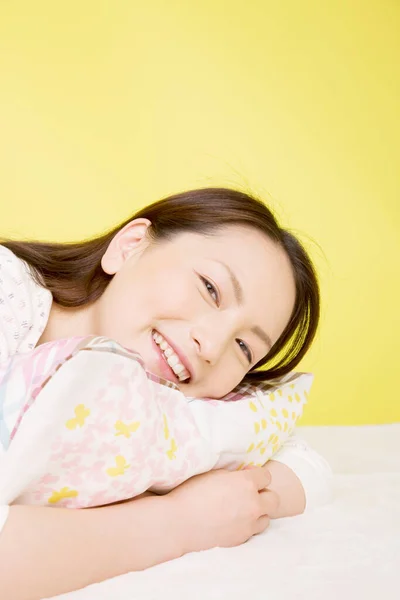 Porträt Einer Schönen Japanerin Die Auf Einem Kissen Liegt Und — Stockfoto