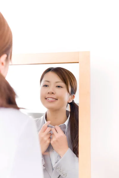 自宅で鏡を見ている美しい若いアジアのビジネスマン — ストック写真