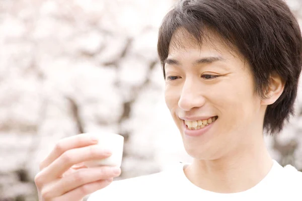 Πορτρέτο Του Νεαρού Ιάπωνα Άνδρα Πόσιμο Σάκε Στο Πάρκο Κατά — Φωτογραφία Αρχείου