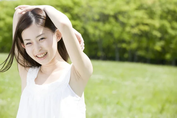 Portret Van Mooie Jonge Japanse Vrouw Poseren Buiten — Stockfoto