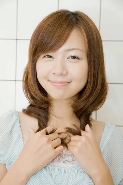 Retrato Jovem Mulher Japonesa Com Corte Cabelo Elegante Isolado Fundo — Fotografia de Stock