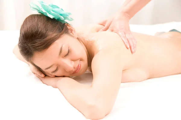 Jeune Femme Ayant Massage Dans Salon Spa — Photo