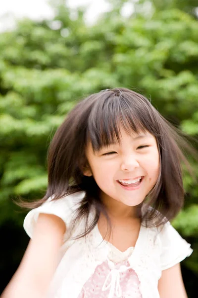 夏の公園で笑顔のアジアの少女 — ストック写真