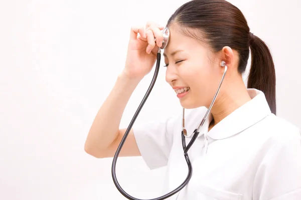 Jonge Aziatische Vrouw Arts Met Een Stethoscoop — Stockfoto