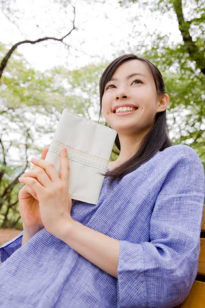 Glada Japanska Kvinna Läser Bok Grön Sommarpark Dagtid — Stockfoto