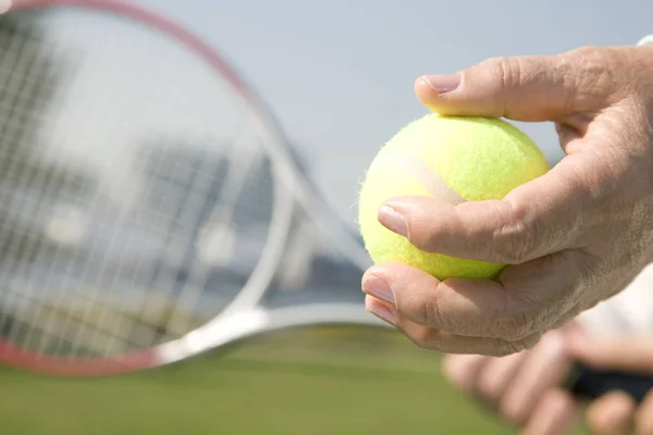 Senior Man Met Tennisbal Racket — Stockfoto