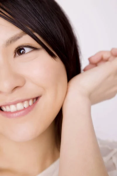 Mooie Jonge Aziatische Vrouw Glimlachen Geïsoleerde Achtergrond — Stockfoto