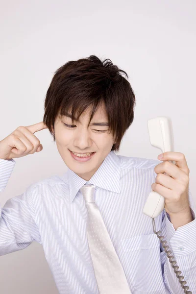 オフィスに電話で話しているアジアの若手実業家 — ストック写真