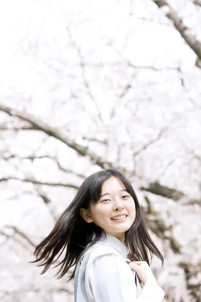 Menina Asiática Uniforme Escolar Flores Cereja Primavera — Fotografia de Stock