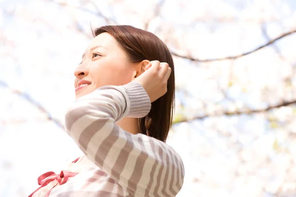 Mujer Japonesa Caminando Parque Durante Día —  Fotos de Stock