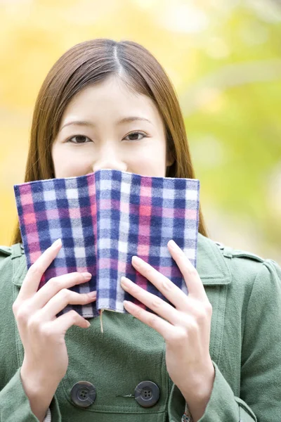 Young Japanese Woman Reading Book Park — Stock Photo, Image