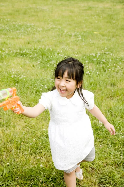 Porträt Des Süßen Kleinen Asiatischen Mädchens Mit Spielzeug Sommerpark — Stockfoto