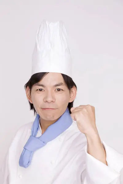 Ritratto Asiatico Chef Uomo Bianco Uniforme Mostrando Pugno Sfondo Bianco — Foto Stock