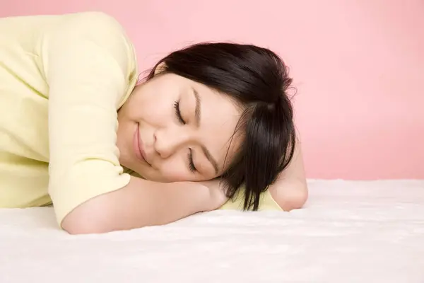 Wanita Asia Muda Yang Cantik Tidur Tempat Tidur — Stok Foto