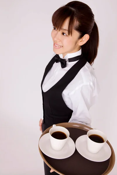 Młoda Azjatycka Kelnerka Kubkami Tacy Izolowanym Tle — Zdjęcie stockowe