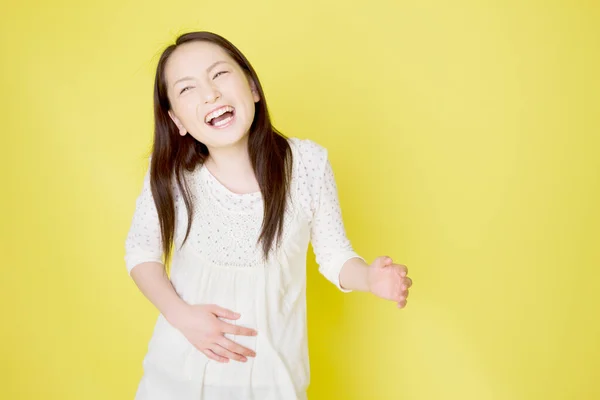 Jong Aziatisch Vrouw Lachen Geïsoleerde Achtergrond — Stockfoto