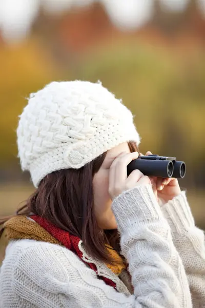 穿着保暖衣服的年轻漂亮的日本女子在户外的肖像 — 图库照片