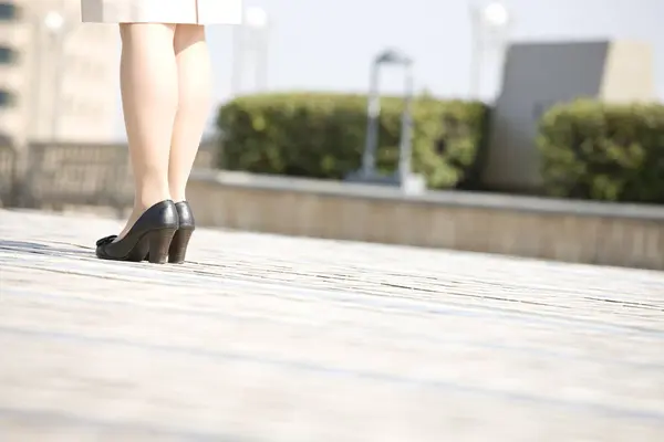 Jovem Mulher Sapatos Elegantes Livre Seção Baixa — Fotografia de Stock