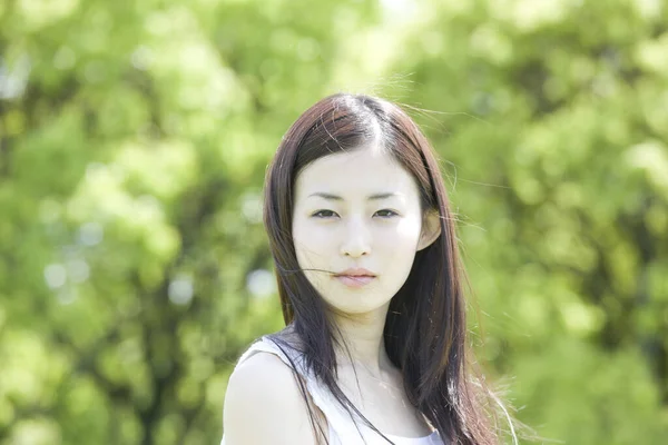 Portret Pięknej Młodej Japonki Oglądającej Kamerę Zewnątrz — Zdjęcie stockowe