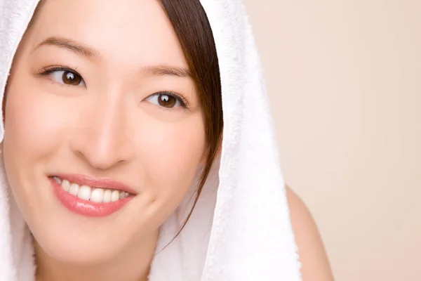 Jong Japans Vrouw Zitten Met Een Handdoek Studio — Stockfoto