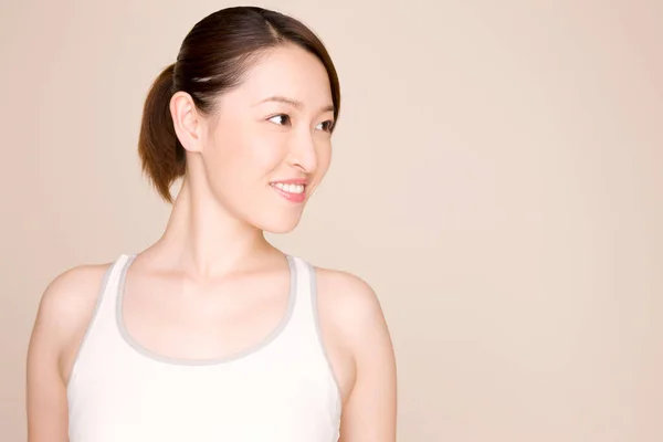 白い歯を持つ美しい日本の女性の肖像画 — ストック写真