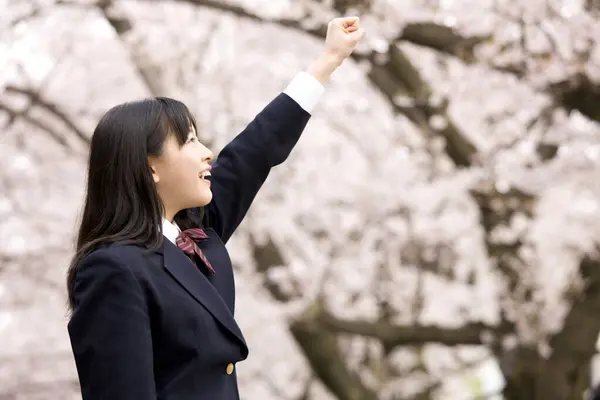 Όμορφη Γιαπωνέζα Σχολική Στολή Στο Φόντο Της Ανθισμένης Κερασιάς — Φωτογραφία Αρχείου