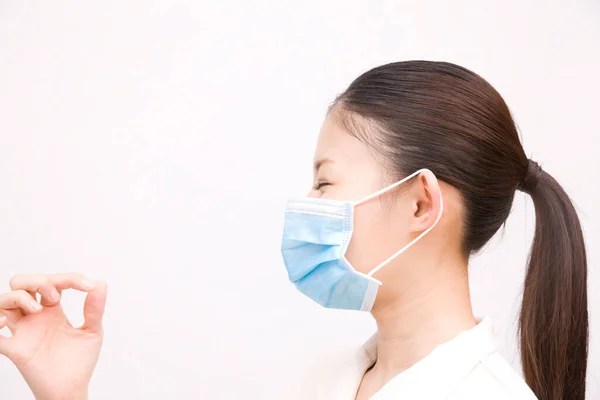 Japanisch Frau Mit Medizinischer Maske Zum Gesichtsschutz Gegen Covid Virus — Stockfoto