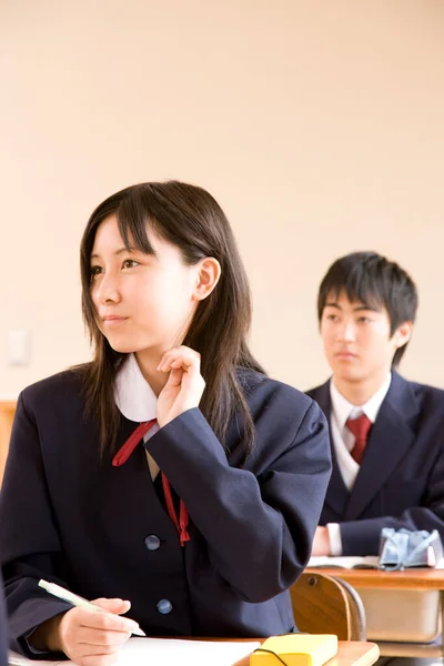 Japanske Gymnasieelever Studerer Klassen - Stock-foto