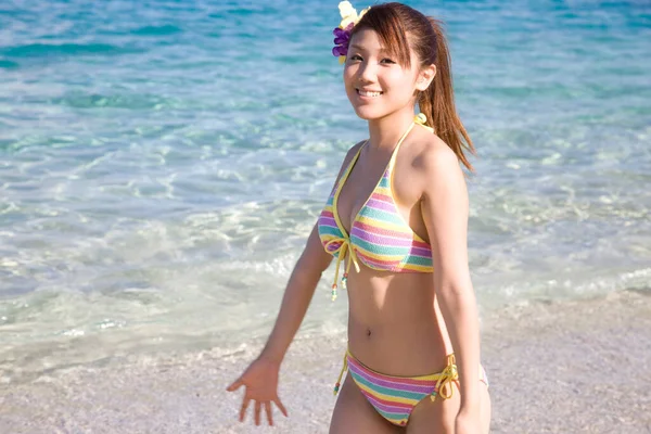 Söt Japansk Kvinna Baddräkt Vilar Stranden Dagtid Sommar Semester Koncept — Stockfoto
