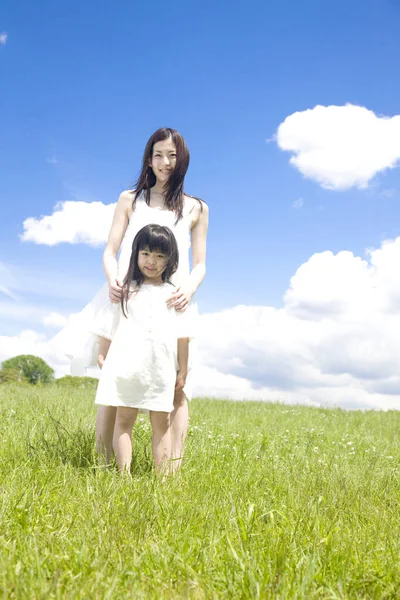 Japanse Familie Rust Uit Het Park Gelukkige Moeder Met Dochter — Stockfoto