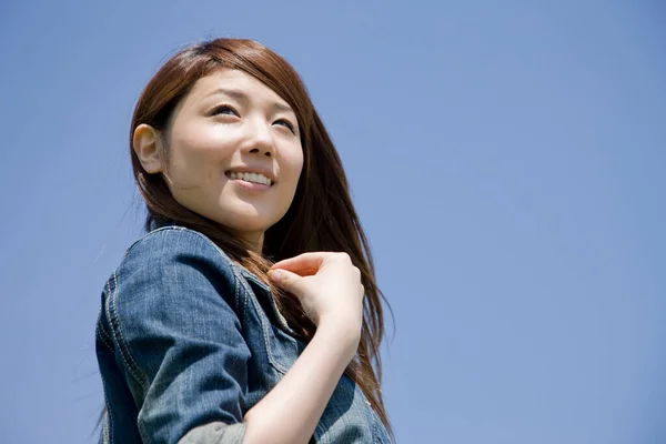 Dışarıda Gülümseyen Genç Asyalı Kadın Mavi Gökyüzüne Karşı Poz Veren — Stok fotoğraf