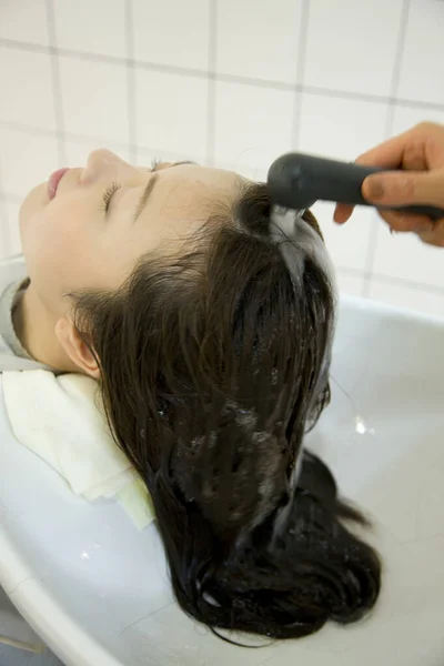 サロンで髪の治療を受けている女性 美容室で髪を洗った女性クライアント — ストック写真