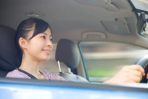 Portret Van Mooie Jonge Glimlachende Vrouw Rijden Auto — Stockfoto