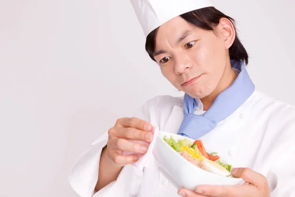 Chef Focado Segurando Uma Tigela Salada — Fotografia de Stock