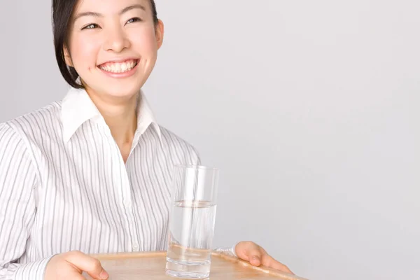 Giovane Donna Asiatica Vassoio Con Bicchiere Acqua — Foto Stock