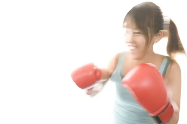 ボクシング手袋の若いアジアの女性 — ストック写真
