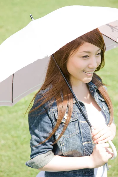 Junge Asiatin Mit Regenschirm Einem Sonnigen Tag Lächelnd Schöne Frau — Stockfoto