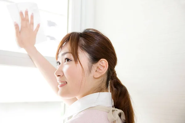 Junge Asiatische Haushälterin Macht Hausarbeit Wischt Fenster — Stockfoto